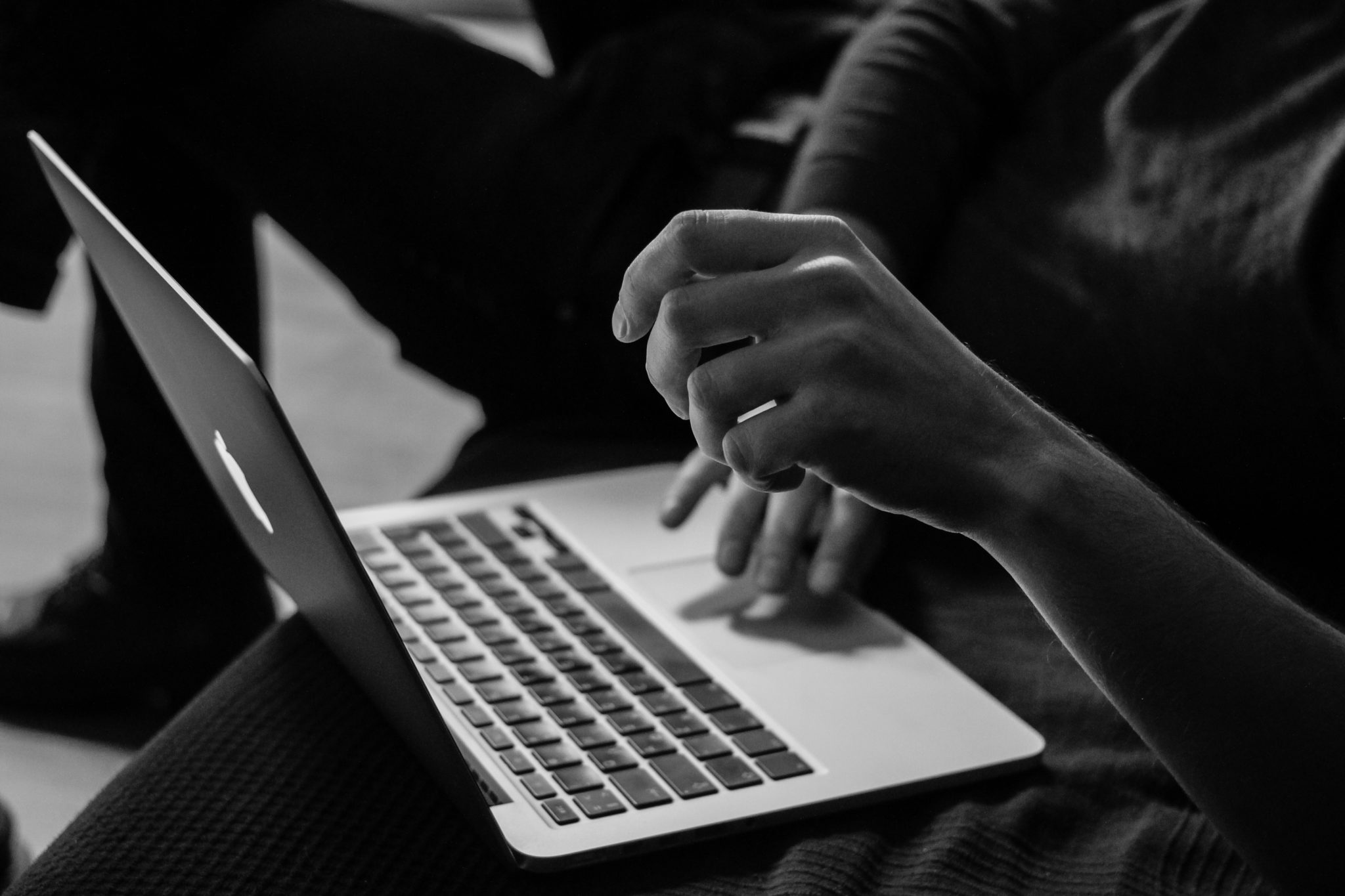 Frau mit Laptop – Symbolbild Content und Social Media Marketing für NGOs