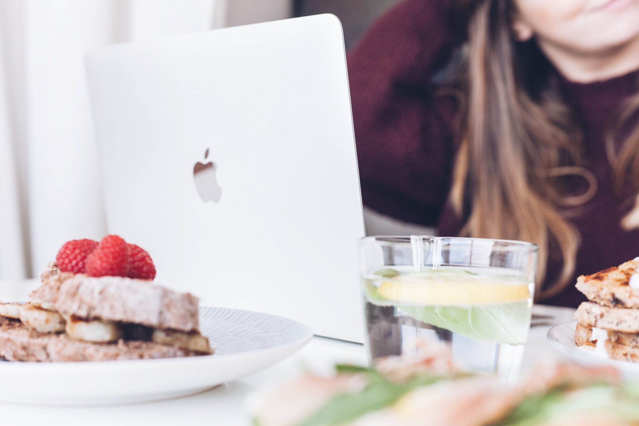 Frau am Laptop – Symbolbild für Ziele im E-Mail-Marketing für NGOs