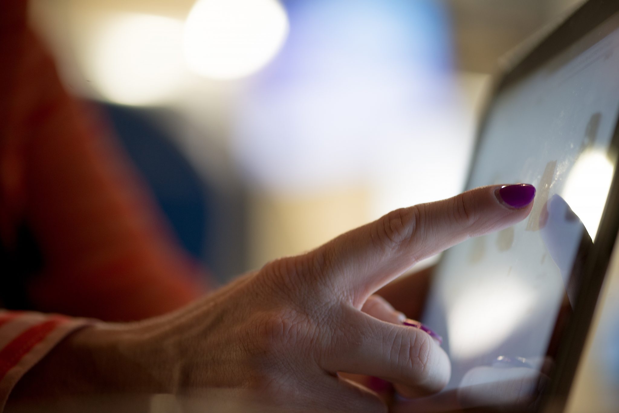 Frau zeigt auf Laptop Screen – Symbolbild für Social Media Monitoring für NGOs