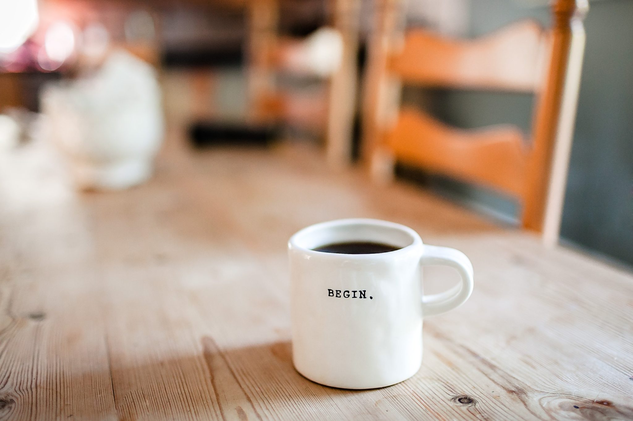 Tisch mit Kaffeetasse – Symbolbild für SEO für Non-Profit-Organisationen