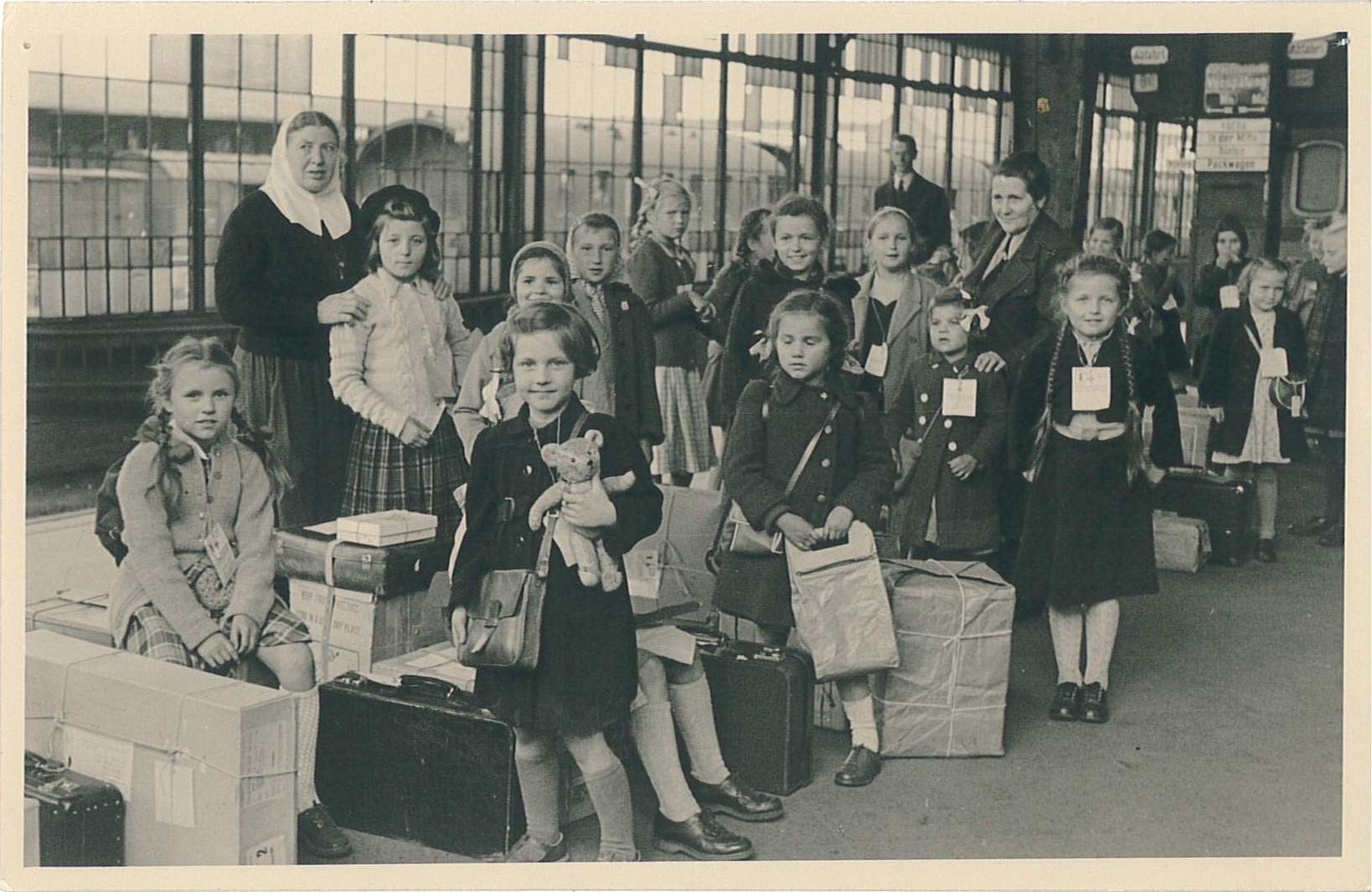 Bild der Zugkinder am Bahngleis